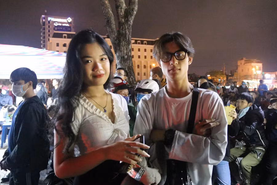 Hai bạn trẻ tham dự sự kiện Countdown ở quảng trường 2/9.