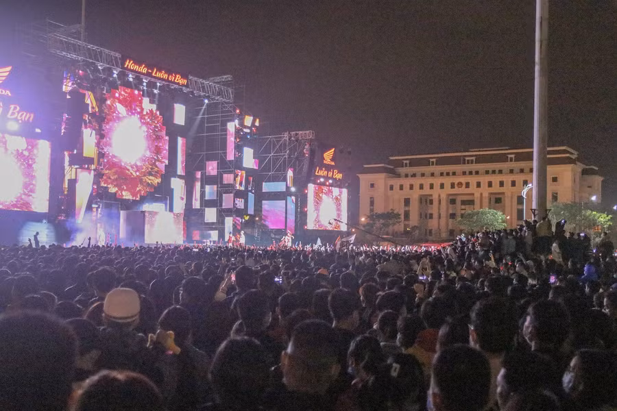 Hàng ngàn người dân và du khách tham dự sự kiện Countdown.