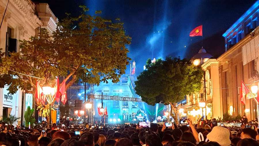 Hà Nội rực rỡ pháo hoa đón chào năm mới 2021 ảnh 5