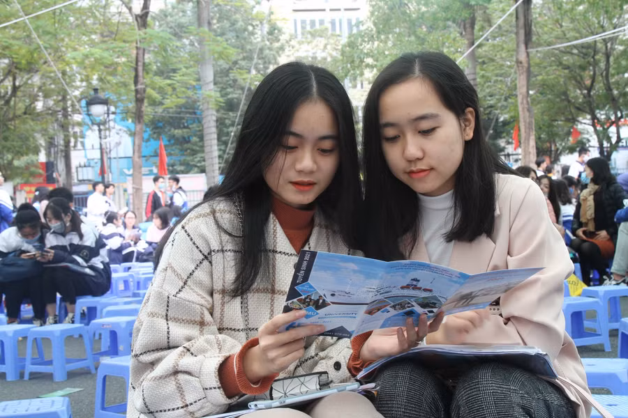 Gần 6.000 HS lớp 11, 12 đến từ các trường THPT tại Hải Phòng tham dự ngày hội tuyển sinh.