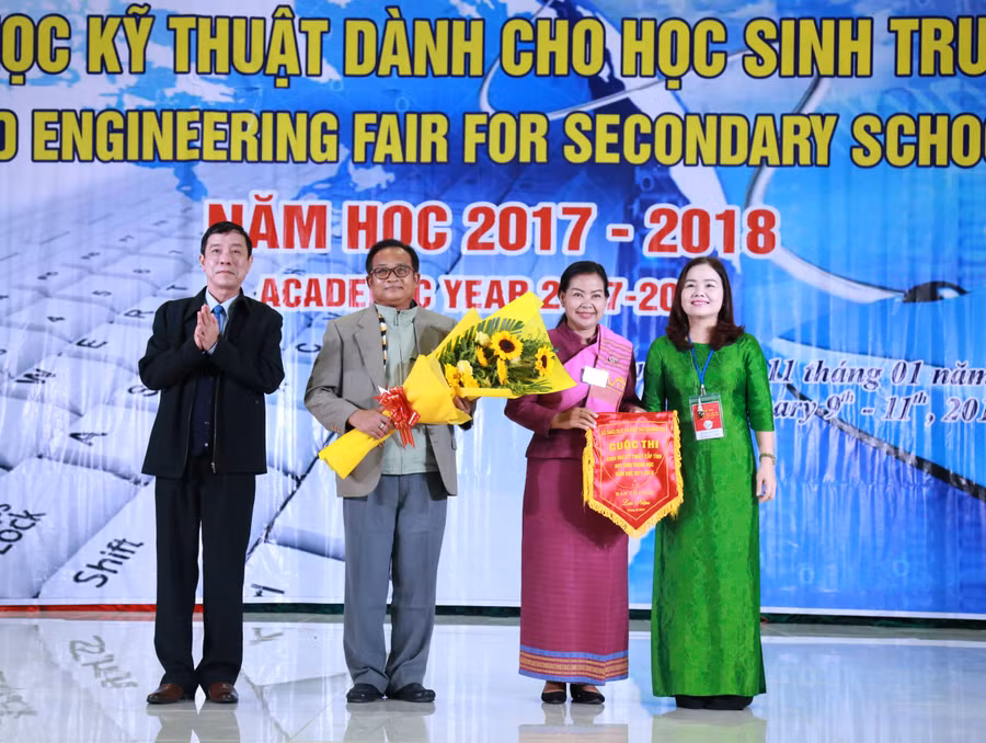 Lãnh đạo tỉnh Quảng Trị, ngành GD&ĐT tỉnh Quảng Trị tặng cờ lưu niệm và hoa cho lãnh đạo ngành giáo dục tỉnh Roi-et (Thái Lan). Lãnh đạo tỉnh Quảng Trị, ngành GD&ĐT tỉnh Quảng Trị tặng cờ lưu niệm và hoa cho lãnh đạo ngành giáo dục tỉnh Roi-et (Thái Lan).