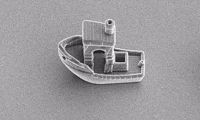 Với chiều dài 30 micrômét (µm), chiếc thuyền được chế tạo bằng máy in 3D được xem là nhỏ nhất thế giới.