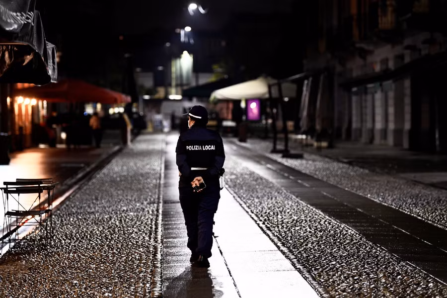 Vùng Lombardy tại Italy ban hành lệnh giới nghiêm 3 tuần. Ảnh: Reuters