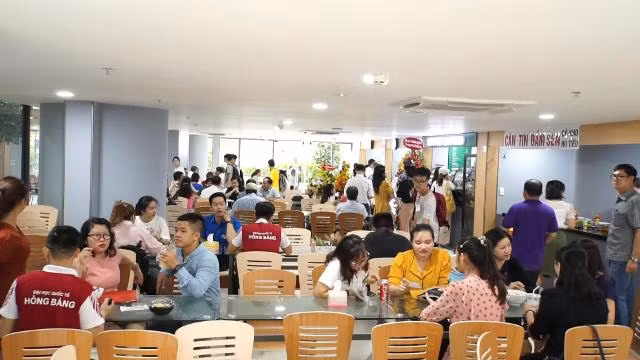 Khu ẩm thực Foodcourt HIU thu hút khá đông khách. Khu ẩm thực Foodcourt HIU thu hút khá đông khách.