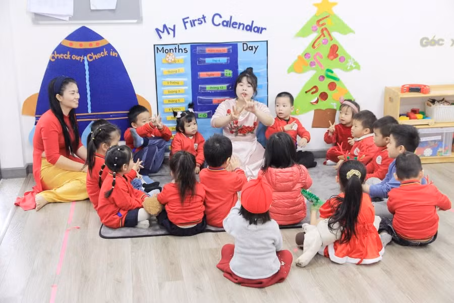 Học sinh tham gia hoạt động trải nghiệm tại cơ sở Thanh Đàm. Học sinh tham gia hoạt động trải nghiệm tại cơ sở Thanh Đàm.