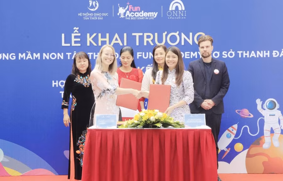 Lễ ký kết hợp tác giữa công ty cổ phần giáo dục Tân Thời Đại và công ty Onni (Phần Lan). Lễ ký kết hợp tác giữa công ty cổ phần giáo dục Tân Thời Đại và công ty Onni (Phần Lan).