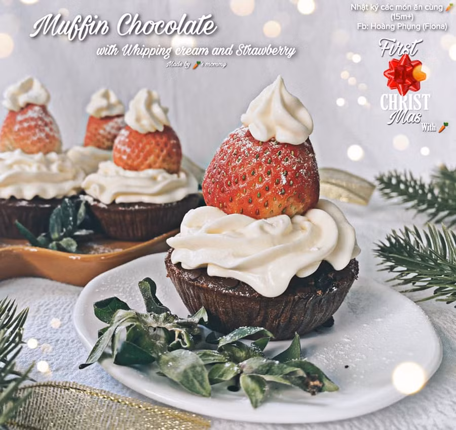 Giáng sinh ấm áp hơn nếu thưởng thức một chút ngọt ngào từ bánh muffin cùng với whipping cream và trái dâu nhỏ nhắn.