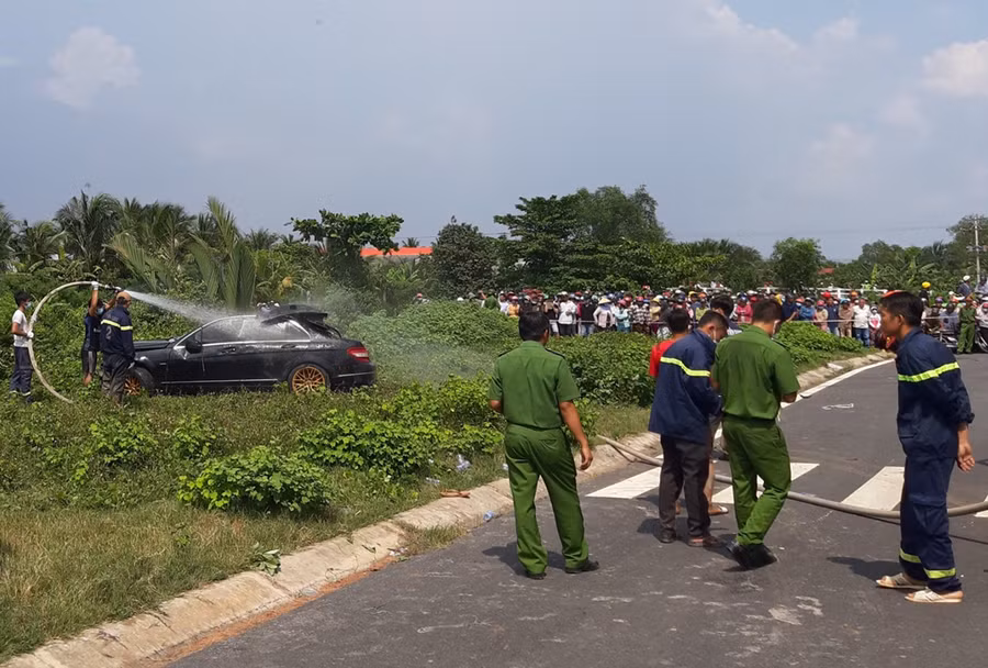 Cảnh sát đang khám nghiệm hiện trường, khám nghiệm tử thi để điều tra làm rõ nguyên nhân. Canh truc vot xe Mercedes co 3 thi the ben trong hinh anh 8