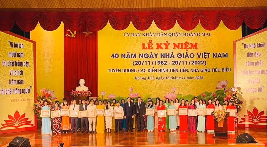 Thầy Nguyễn Mạnh Hải được Chủ tịch UBND quận Hoàng Mai tặng giấy khen giáo viên đã có thành tích xuất sắc trong công tác của ngành Giáo dục và Đào tạo quận Hoàng Mai giai đoạn 2017 – 2022. Thầy Nguyễn Mạnh Hải được Chủ tịch UBND quận Hoàng Mai tặng giấy khen giáo viên đã có thành tích xuất sắc trong công tác của ngành Giáo dục và Đào tạo quận Hoàng Mai giai đoạn 2017 – 2022.