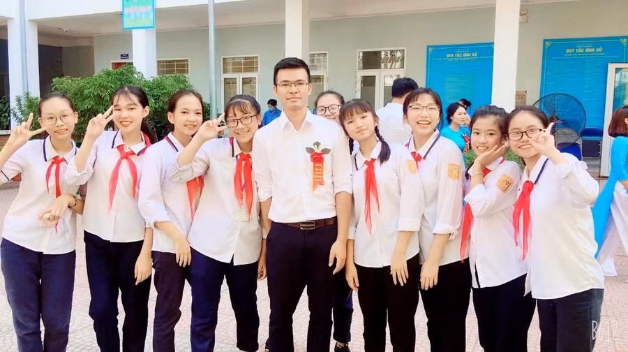 Thầy Nguyễn Mạnh Hải và các em học trò tại Trường THCS Yên Sở (Hoàng Mai, Hà Nội). 