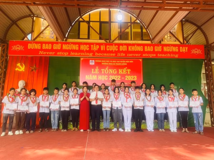 Khen thưởng học sinh có thành tích xuất sắc nhân dịp tổng kết năm học 2022 - 2023.