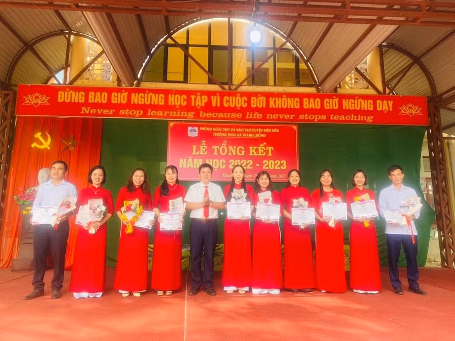 Khen thưởng cho các cá nhân tại lễ tổng kết năm học 2022 - 2023.