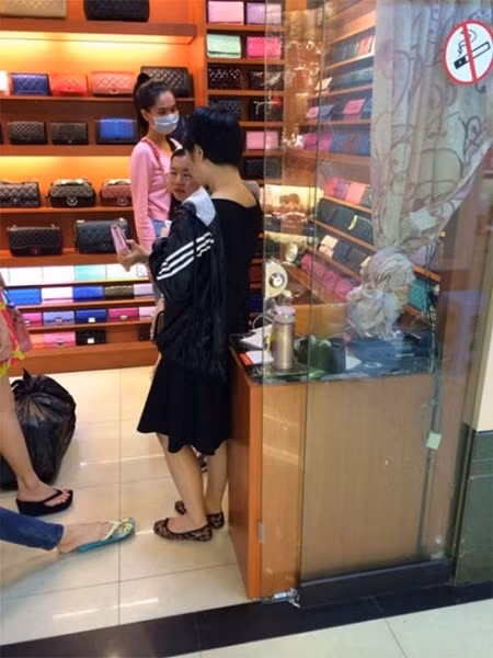 Hình ảnh Ngọc Trinh bị bắt gặp đang mua sắm ở "thiên đường hàng fake Quảng Châu".