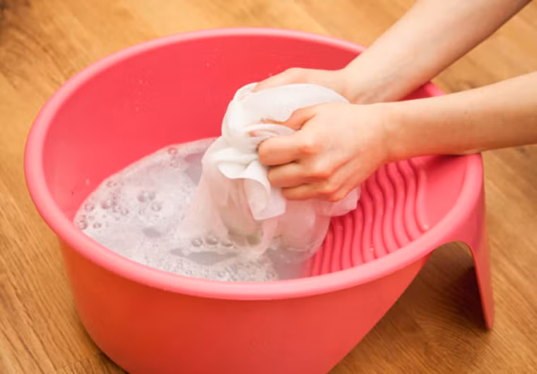 Quần áo màu "cháo lòng" cứ ngâm nước này 2 phút là trắng tinh không cần thuốc tẩy