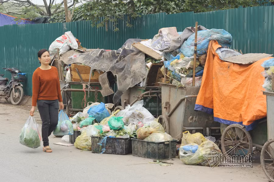 Dan phong toa bai rac Nam Son, Ha Noi rac ngap day duong hinh anh 7