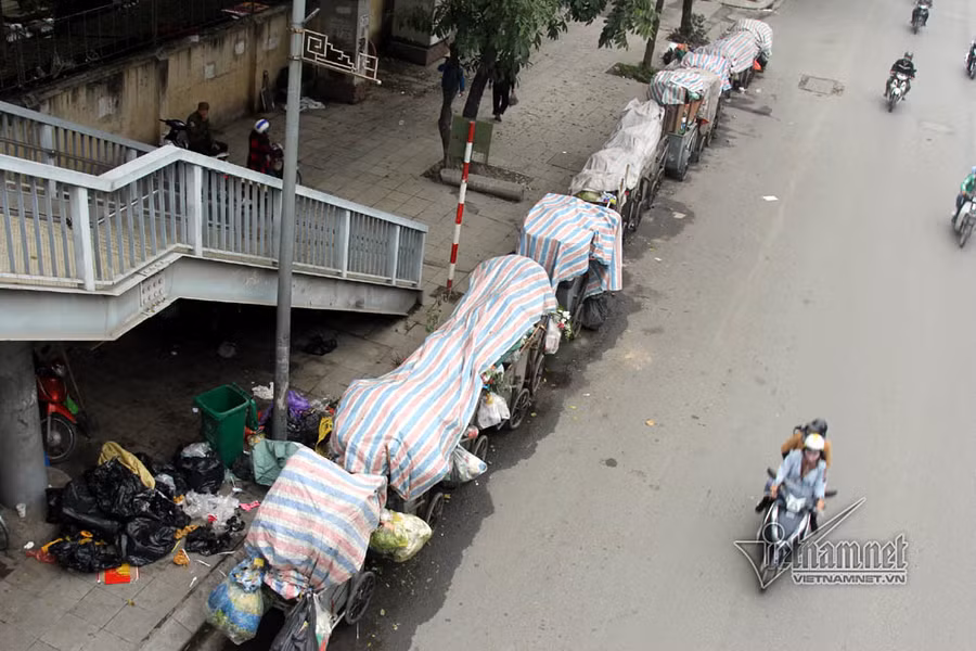 Dan phong toa bai rac Nam Son, Ha Noi rac ngap day duong hinh anh 13