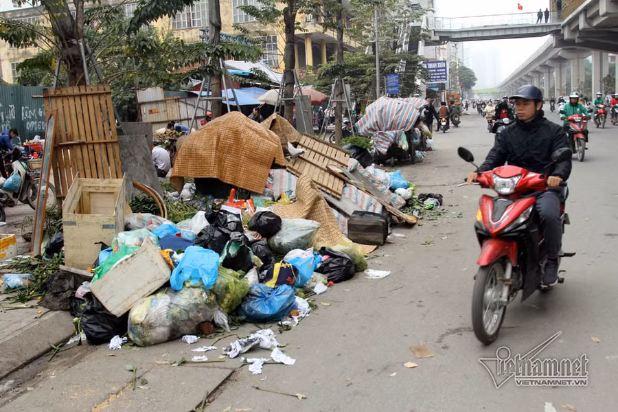 Dan phong toa bai rac Nam Son, Ha Noi rac ngap day duong hinh anh 3