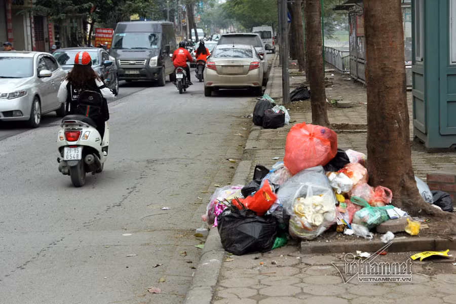 Dan phong toa bai rac Nam Son, Ha Noi rac ngap day duong hinh anh 16