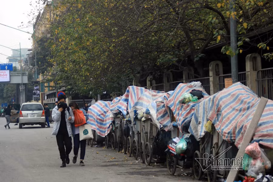 Dan phong toa bai rac Nam Son, Ha Noi rac ngap day duong hinh anh 5