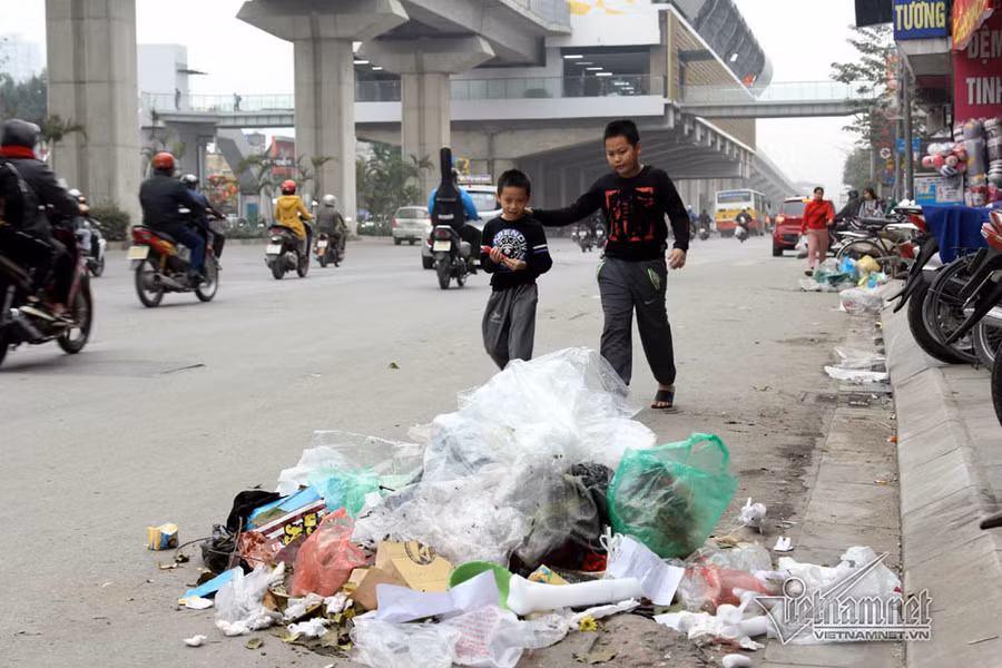 Dan phong toa bai rac Nam Son, Ha Noi rac ngap day duong hinh anh 6