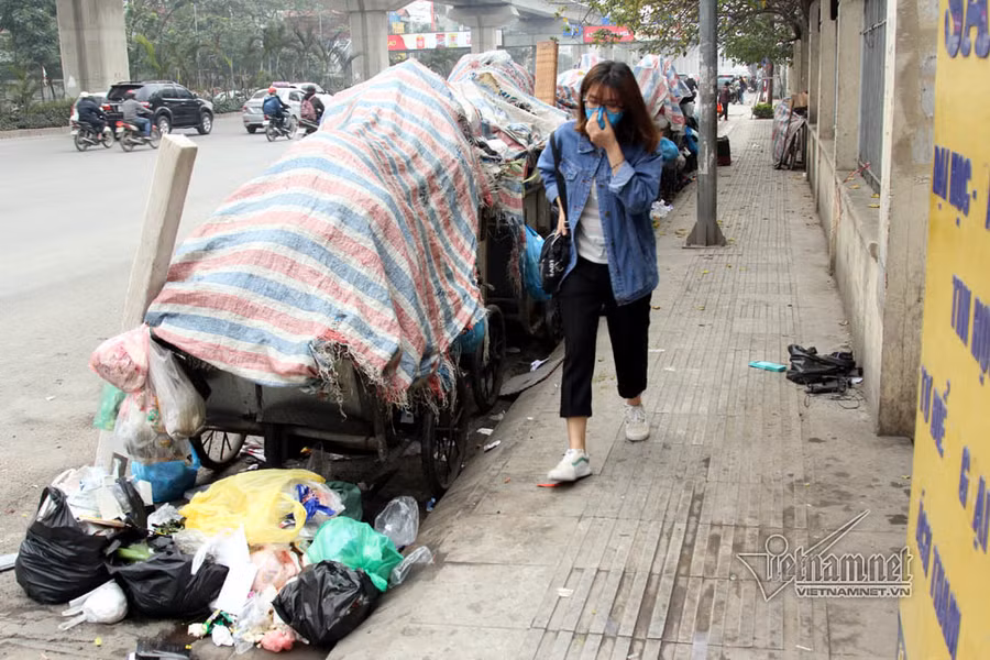 Dan phong toa bai rac Nam Son, Ha Noi rac ngap day duong hinh anh 4