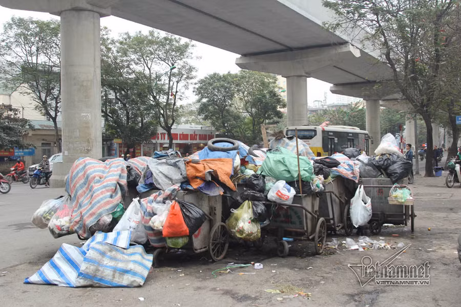 Dan phong toa bai rac Nam Son, Ha Noi rac ngap day duong hinh anh 8