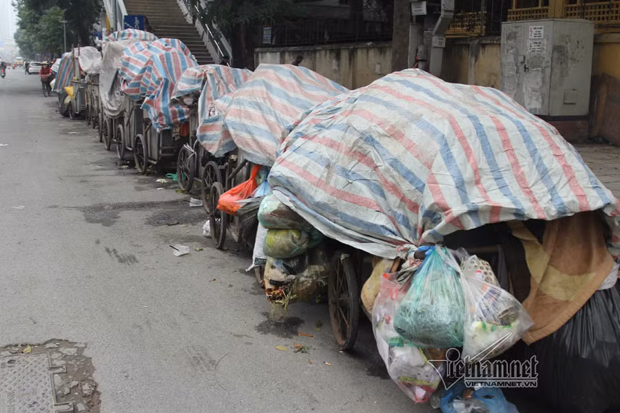 Dan phong toa bai rac Nam Son, Ha Noi rac ngap day duong hinh anh 15