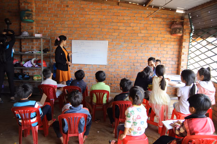 Lớp tiếng Anh miễn phí cho học sinh vùng cao của cô giáo M’Nông - Ảnh 1.