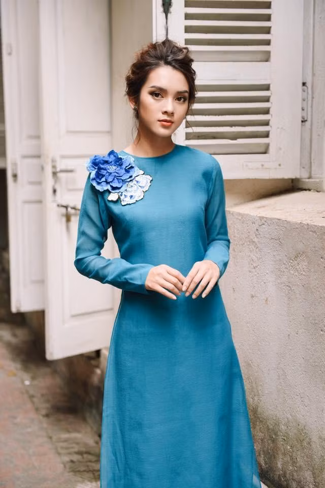 7 kiểu áo dài duyên dáng dự đoán được ưa chuộng nhất trong Tết này ảnh 2 con-1-thang-nua-la-tet-va-day-la-7-mau-ao-dai-duyen-dang-nhat-cho-cac-nang-dien-trong-tet-nay2-2018-01-18-12-05