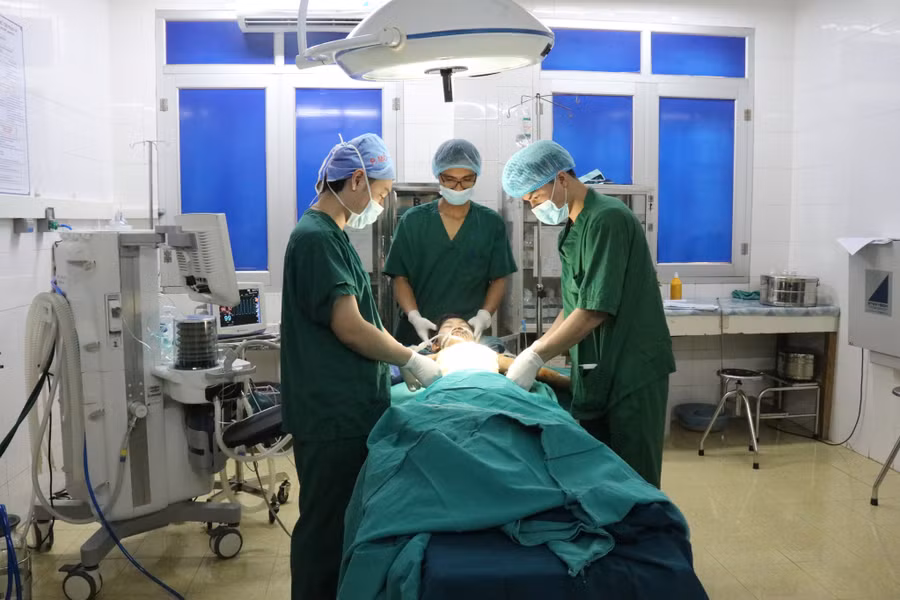 Bs.Bệnh viện Đa khoa Điện Biên phẫu thuật xử lý vết thương
