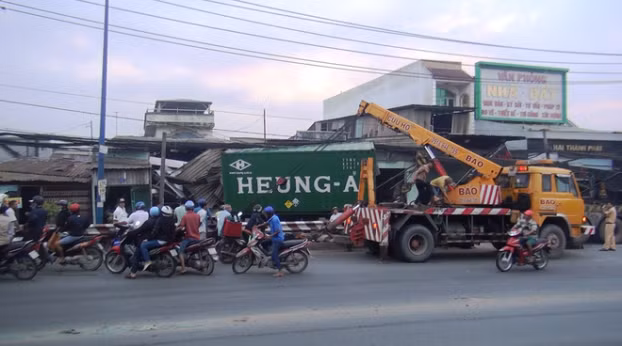 Xe container tông sập hàng loạt ngôi nhà khiến nhiều người hoảng sợ kêu cứu 0