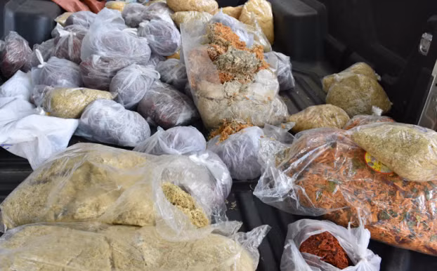  Nhiều túi ruốc gà lá chanh, ruốc bò, ruốc lợn... đã lên mốc. mùi ôi thiu nhưng vẫn được bày bán ở chợ đầu mối phường Đông Hương. 