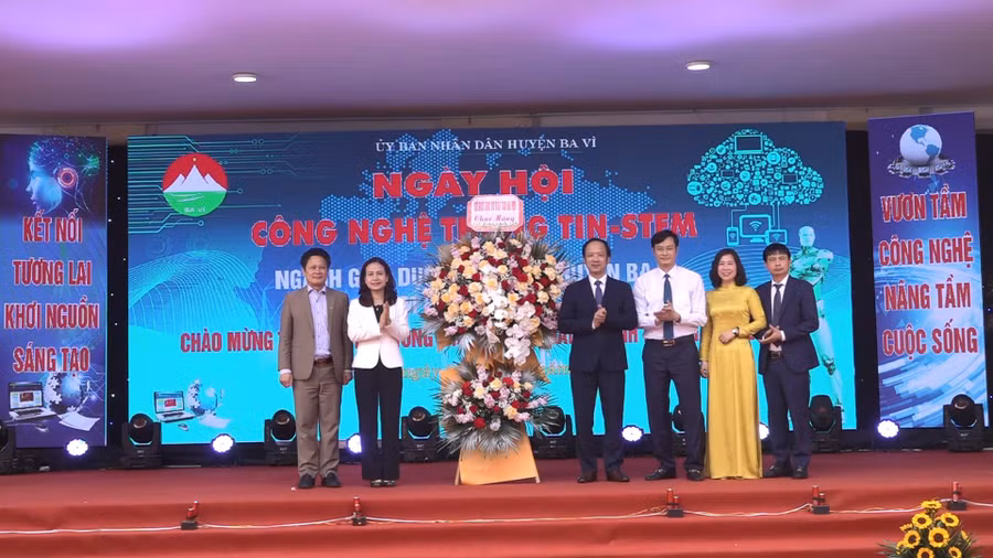 Các đại biểu tặng hoa chúc mừng ngày hội cho lãnh đạo huyện Ba Vì.