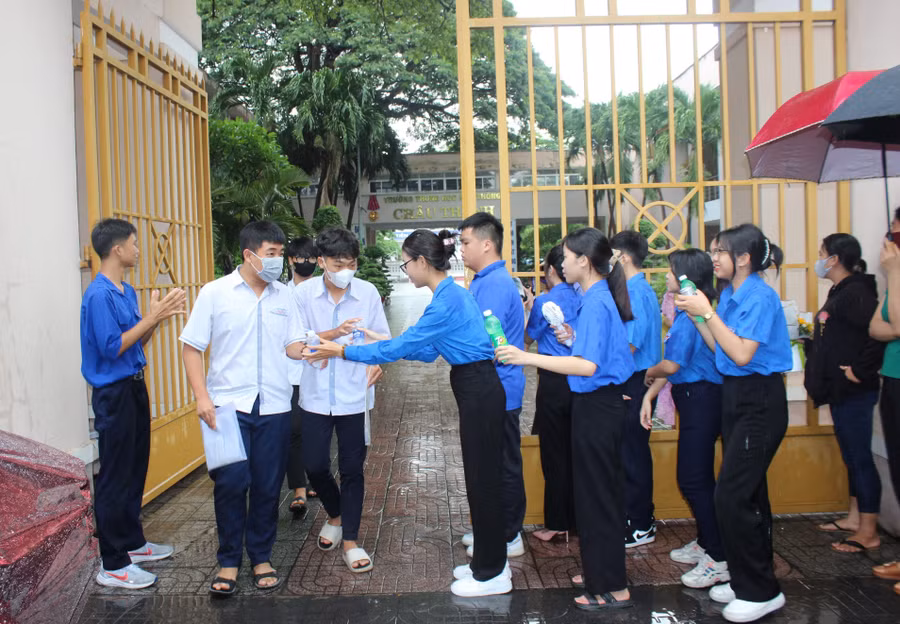 Lực lượng sinh viên tình nguyện tiếp sức cho thí sinh đi thi Lực lượng sinh viên tình nguyện tiếp sức cho thí sinh đi thi