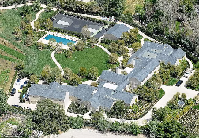 Biết nhà Kardashian giàu nhưng ai ngờ giàu đến độ này: Thầu hẳn khu đất khổng lồ xây 6 biệt thự trăm tỷ chỉ vì 1 lý do đơn giản - Ảnh 3. Biết nhà Kardashian giàu nhưng ai ngờ giàu đến độ này: Thầu hẳn khu đất khổng lồ xây 6 biệt thự trăm tỷ chỉ vì 1 lý do đơn giản - Ảnh 3.