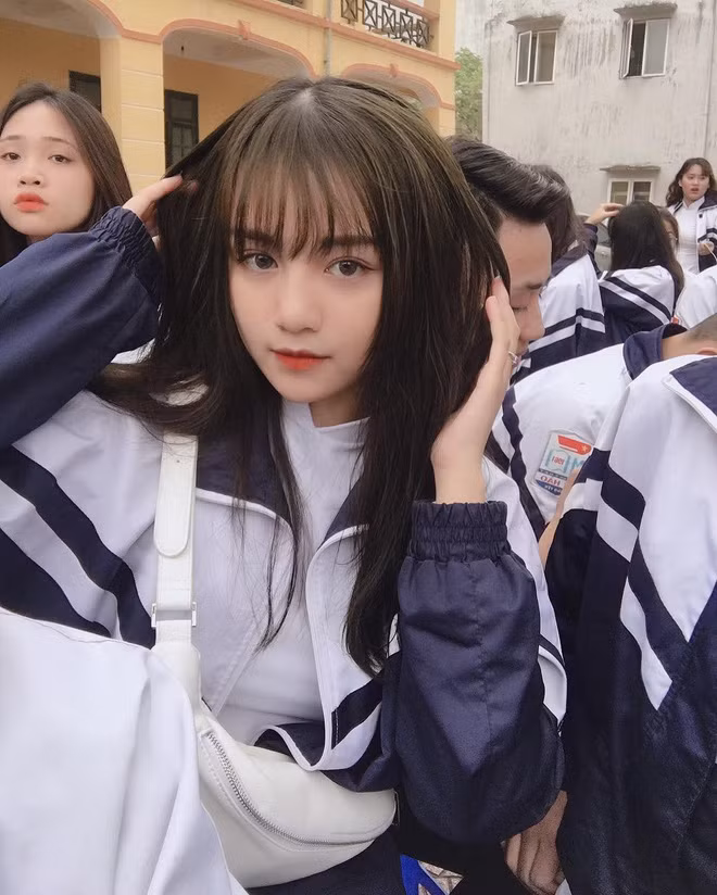 Hội gái xinh mới 17 tuổi đã nổi tiếng rần rần: Toàn cực phẩm học đường, có người được báo Trung ca ngợi với loạt mỹ từ - Ảnh 1.