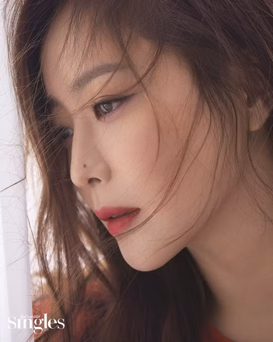 Vẻ đẹp đỉnh cao ở tuổi 42 khiến Kim Hee Sun được ca ngợi là 