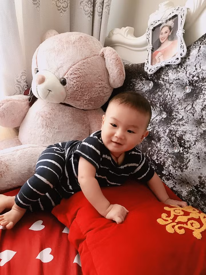 lam khanh chi xinh dep khoe anh con trai cung, fan khen het loi hinh anh 2