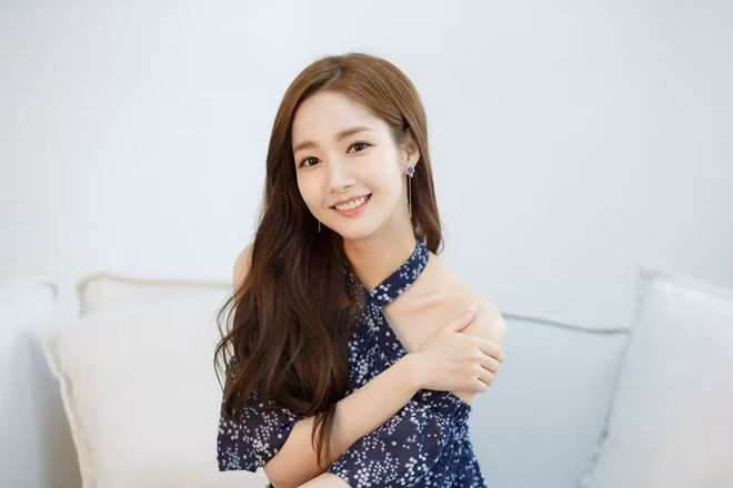 Park Min Young: Nữ diễn viên bị cho là không có sự thay đổi trong việc làm mới bản thân, những vai diễn lặp lại na ná nhau như trong City Hunter (2011), Healer (2014), Remember (2015)... hay gần nhất là Her Private Life khiến cô mất dần sức hút. Trước đó dù Thư ký Kim sao thế? là một bước tiến của Park Min Young nhưng khán giả vẫn mong chờ thần tượng của mình lột xác hơn thế. Nhung my nhan bi che mot mau cua man anh Han Quoc hinh anh 5