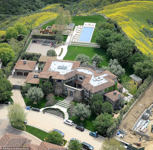Biết nhà Kardashian giàu nhưng ai ngờ giàu đến độ này: Thầu hẳn khu đất khổng lồ xây 6 biệt thự trăm tỷ chỉ vì 1 lý do đơn giản - Ảnh 10. Biết nhà Kardashian giàu nhưng ai ngờ giàu đến độ này: Thầu hẳn khu đất khổng lồ xây 6 biệt thự trăm tỷ chỉ vì 1 lý do đơn giản - Ảnh 10.