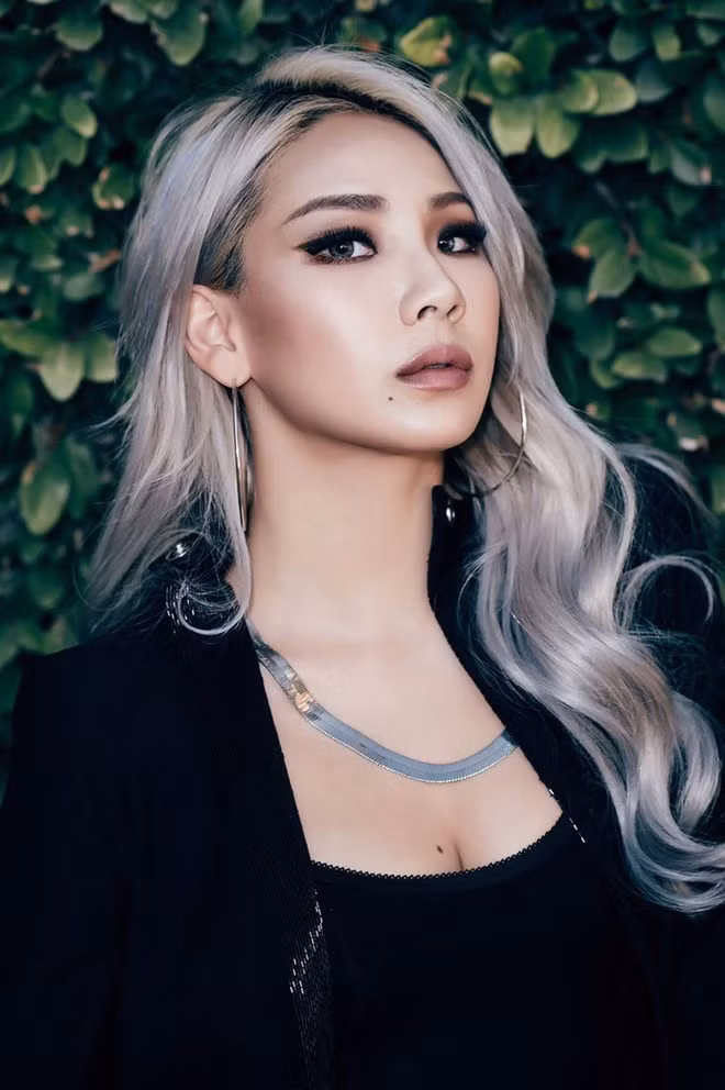 CL nổi tiếng nhờ khả năng vũ đạo, ca hát và rap. Cô từng được Billboard Mỹ khen ngợi là gương mặt tiên phong khiến Kpop vươn xa và là đại diện tiêu biểu cho nghệ sĩ nữ châu Á được chú ý. Không chỉ thuộc top nghệ sĩ nữ hàng đầu, CL còn là một biểu tượng thời trang của xứ Hàn được nhiều người ngưỡng mộ. 5 nu than tuong noi tieng nhat lich su Kpop hinh anh 11