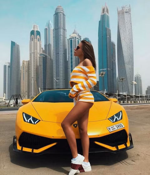 Rich kid cùng xế hộp tắm nắng chào hè.