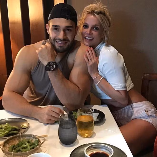 Chuyện tình đáng ngưỡng mộ của Britney Spears và bạn trai kém 13 tuổi ảnh 5 Chuyen tinh dang nguong mo cua Britney Spears va ban trai kem 13 tuoi hinh anh 5