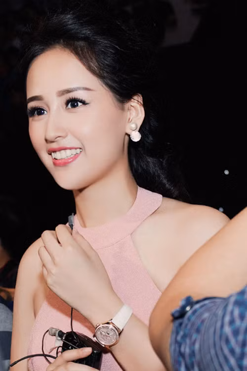 Cô từng diện đồng hồ Patek Phillipe giá 65.000 USD (gần 1,5 tỷ đồng). Đây là loại đồ hiệu được giới quý tộc ưa chuộng. 