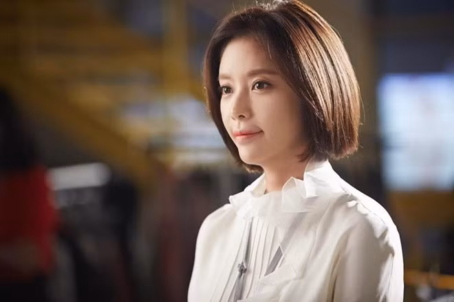 Hwang Yung Eum: Kill Me Heal Me (2015),She Was Pretty (2015), Lucky Romance (2016)... mang lại thành công vang dội cho Hwang Yung Eum bởi khả năng diễn xuất cường điệu, "điên" bất chấp, không ngại làm xấu của cô trên màn ảnh. Thỉnh thoảng nữ diễn viên hay có những biểu cảm trợn mắt, phồng má, miệng há hốc rồi bất chợt hét to trước màn ảnh. Nét cá tính riêng biệt này tạo nên một Hwang Yung Eum không thể trộn lẫn, tuy nhiên, so với chính mình, cô đang không thể thoát ra được bản thân. Nhung my nhan bi che mot mau cua man anh Han Quoc hinh anh 6