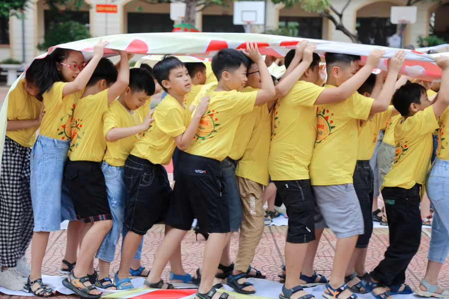 Học sinh tham gia trò chơi tại Trại hè Tiếng Anh số 1.