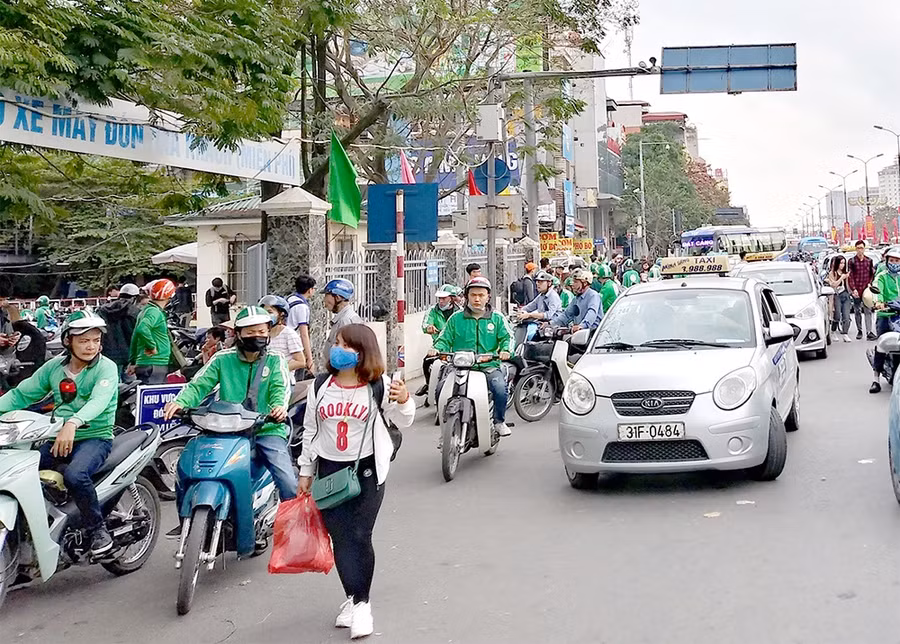 Xe ôm công nghệ chèo kéo khách trước cổng bến xe Giáp Bát