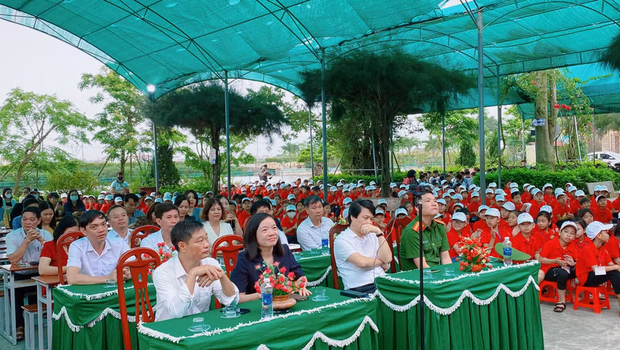 Các đại biểu tham dự buổi tuyên truyền tại Trường THCS Hải Lý.