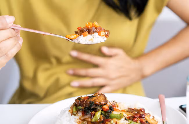 Các triệu chứng như co thắt dạ dày đôi khi được đổ lỗi cho món cay nóng. (Ảnh: ITN).