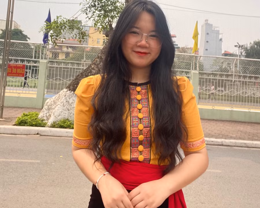 Nữ sinh người dân tộc Khơ Mú Ốc Thị Quỳnh Anh quyết tâm học tập để thay đổi cuộc sống
